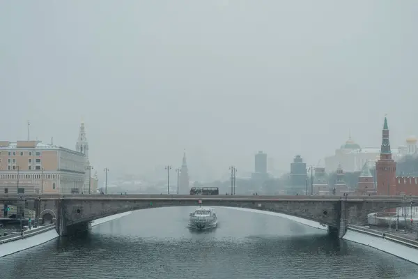 Моторное Судно Плавает Большим Москворецким Мостом Возле Московского Кремля — стоковое фото