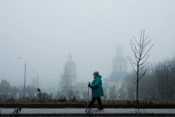 Moscú Rusia Noviembre 2021 Una Mujer Pasa Por Iglesia Pedro —  Fotos de Stock