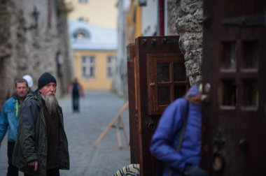 TALLINN, ESTONIA - 4 Ekim 2021: Tarihi şehir merkezinin güzel manzarası.