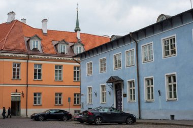 TALLINN, ESTONIA - 4 Ekim 2021: Tarihi şehir merkezinin güzel manzarası.
