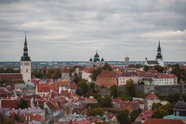 Tallinn 'in tarihi merkezinin güzel manzarası.