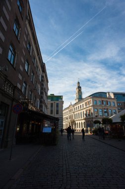 RIGA, LATVIA - 4 Ekim 2021: Tarihi Şehir Merkezi.