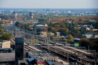 RIGA, LATVIA - 4 Ekim 2021: Demiryolu hatlarının genel görünümü.