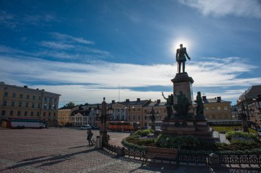 HELSINKI, FINLAND - 2 Ekim 2021: Helsinki şehir merkezindeki Alexander II Anıtı.
