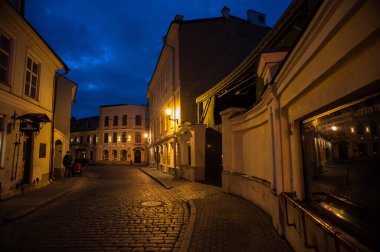 TALLINN, ESTONIA - 4 Ekim 2021: Tarihi merkezin akşam manzarası.