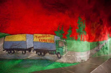 STOCKHOLM, SWEDEN - 3 Ekim 2021: inanılmaz güzel metro içinde.