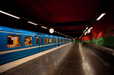 STOCKHOLM, SWEDEN - 3 Ekim 2021: inanılmaz güzel metro içinde.