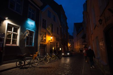 TALLINN, ESTONIA - 4 Ekim 2021: Tarihi merkezin akşam manzarası.