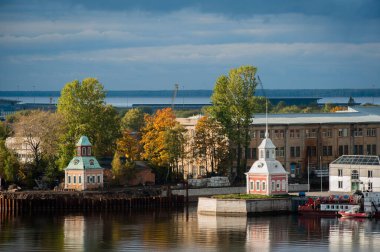Bir yolcu gemisinden St. Petersburg limanı manzarası.