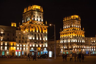MINSK, BELARUS - 7 Ekim 2021: Minsk Kapıları - Merkez tren istasyonundaki eski kule.