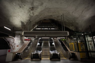 STOCKHOLM, RUSSIA - 3 Ekim 2021: İnanılmaz güzel metro içinde.