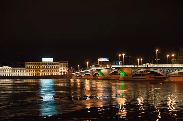 Ein nächtlicher Blick auf die Newa in Sankt Petersburg — Stockfoto