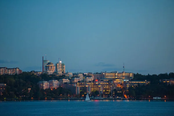 STOCKHOLM, ZWEDEN - OKTOBER 3 2021: De rand van de baai laat in de nacht vanaf het dek van een cruiseschip — Stockfoto