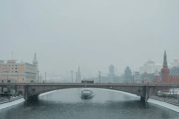 A motor vessel sails under the Bolshoi Moskvoretsky Bridge near the Moscow Kremlin — Stock Photo, Image