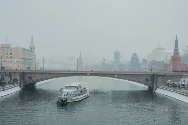 Um barco a motor navega sob a ponte Moskvoretsky Bolshoi perto do Kremlin de Moscou — Fotografia de Stock