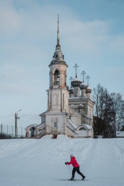 VOLOGDA, RUSSIA - HAZİRAN 02 2022: Bir kayakçı Lord 'un Sunumu Kilisesi' nin önünden geçiyor.