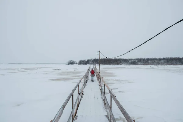 Girl Pram Crosses Ice Hole Wooden Bridge Arkhangelsk — Fotografia de Stock