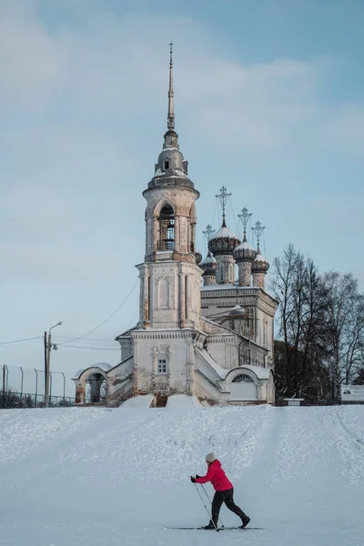 Vologda Russia January 2022 스키어 주님의 교회를 지나간다 — 스톡 사진