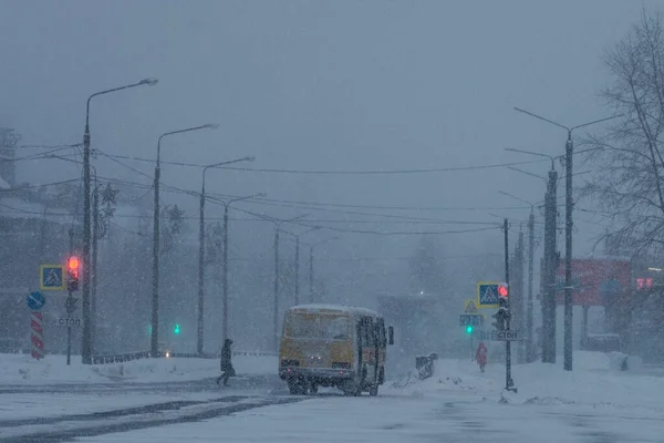 ARKHANGELSK, Rusland - JANUARI 05 2022: Een gele bus rijdt door de stad in de sneeuw — Stockfoto