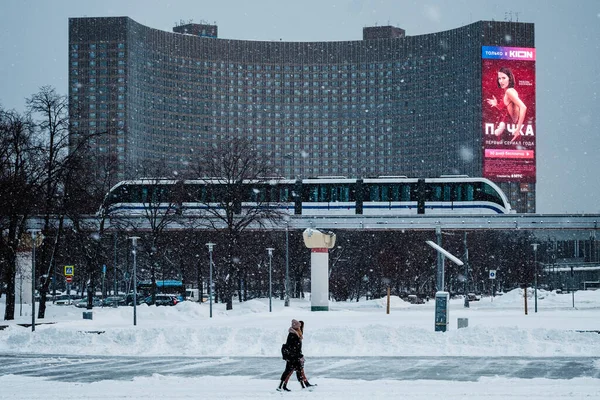 Moscow Russia Január 2022 Metróvonat Közlekedik Egysínen Cosmos Hotel Előtt Jogdíjmentes Stock Képek