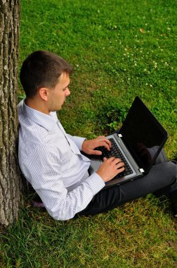 adam bir şekerleme alarak bir dizüstü bilgisayar ile