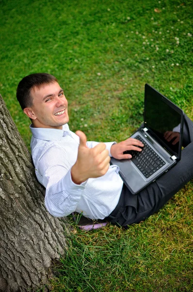Seorang pria dengan laptop sedang tidur siang — Stok Foto