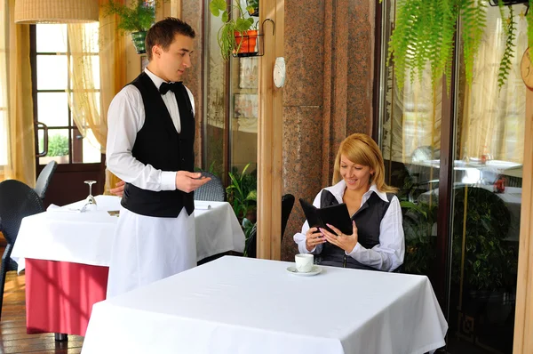 bir restoranda fatura ödeme, genç ve çekici bir kadın