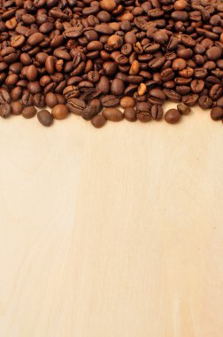 Kahveler ahşap arka planda.