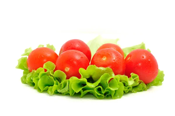 Salade de tomates, légumes et laitues isolée sur fond blanc — Photo
