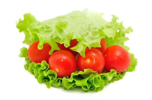 Salade de tomates, légumes et laitues isolée sur fond blanc — Photo