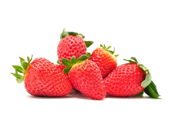 Hermosas fresas aisladas en blanco — Foto de Stock