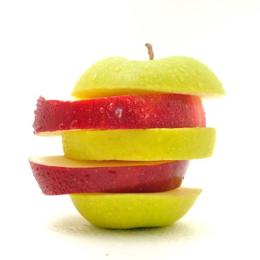 beyaz arkaplanda elma