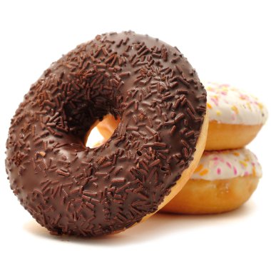 beyaz zemin üzerine lezzetli tatlı çörek