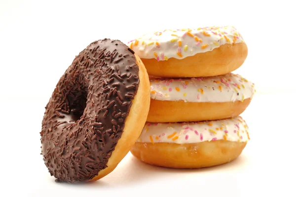 Heerlijke zoete donuts op witte achtergrond — Stockfoto