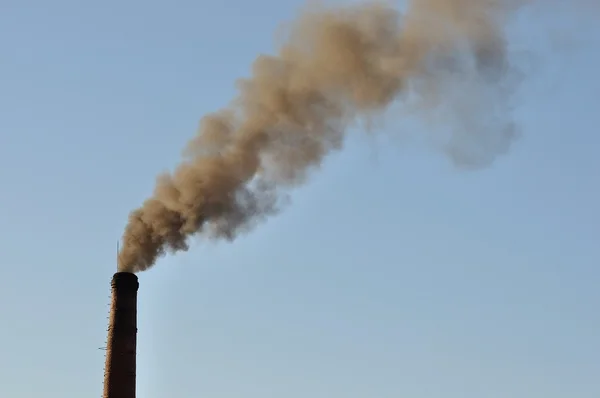 Chimeneas fumadoras de la fábrica — Foto de Stock