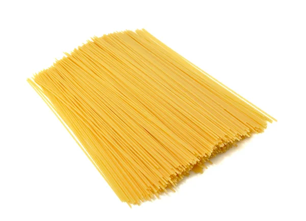 Beyaz arka planda izole edilmiş spagetti.
