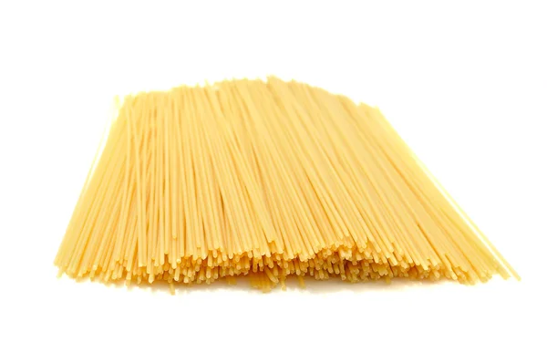 Beyaz arka planda izole edilmiş spagetti.