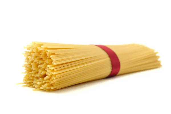 Spaghetti isolati su fondo bianco. — Foto Stock