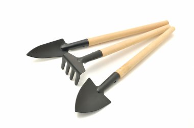 Bahçe aletleri ve beyaz zemin üzerine turba