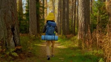 Açık Hava Faaliyetleri Gezinti Kavram Adamı ve Doğanın Oğlu. Forest Park 'taki Field Road' daki Walking ailesinin arka görüntüsü. Turist Çevreye Dair Doğal Arazide Macera Gezisine Çıktı.