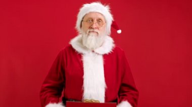 Kara Cuma günü Noel Baba indiriminden mutlu değil. Noel Baba yazıtlarla bayrağı tutuyor. Satılık bir şekilde ona bakıyor ve hoşnutsuzlukla kafasını sallıyor. Ve eliyle parmağını sallıyor..