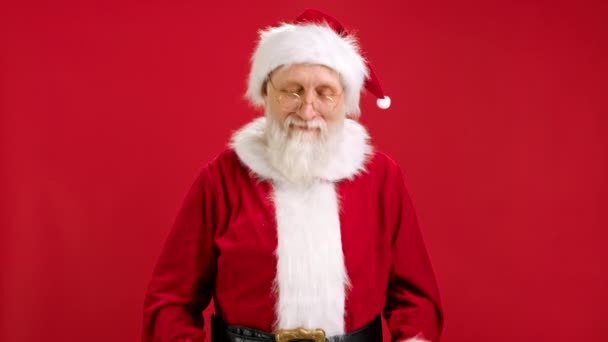 Szczęśliwy Święty Mikołaj tańczy Wesoło Trzymając makietę Baner z napisem Czarny FRIDAY. Święty Mikołaj cieszy się Big Rabat wyprzedaży na Czarny Piątek Taniec na czerwonym tle. Sprzedaż świąteczna. — Wideo stockowe