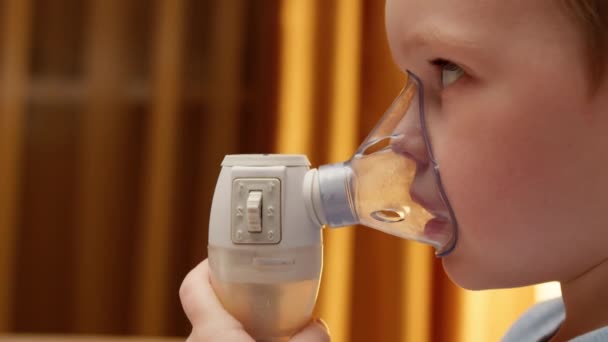Treatment pneumonia with nebulizer. Portrait Baby has respiratory infection or bronchitis and is breathing heavily. Blond caucasian child with asthma problems does inhalation with mask on his face. — Stock video