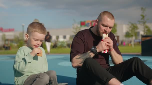 Happy Father Spends Time His Young Son Park Eating Fast — Stock videók