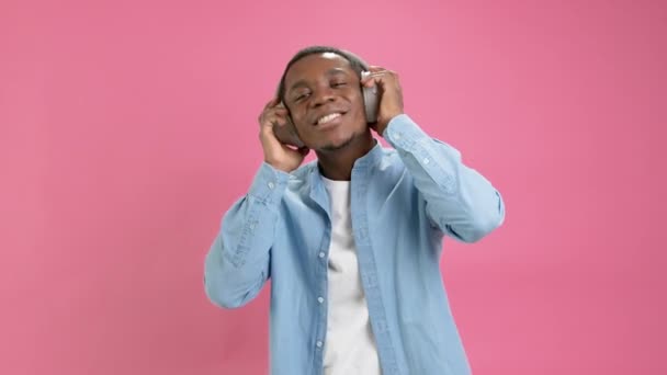 Portrait Happy Smiling African American Man Grey Headphones Listening Music — Αρχείο Βίντεο