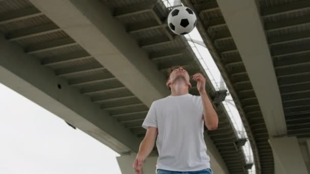 Stylish Sportsman Juggles Football Head Overpass Highway Young Man Wearing — Stockvideo