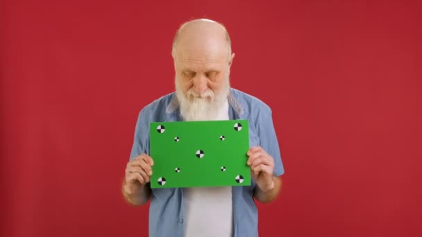 Happy Old Man Holding Banner Green Screen Tracks Points Copy — Stok video