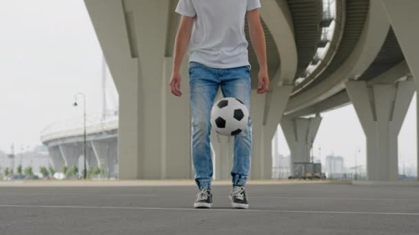 Young Man Wearing White Shirt Blue Jeans Balances Ball Trestle — Stockvideo