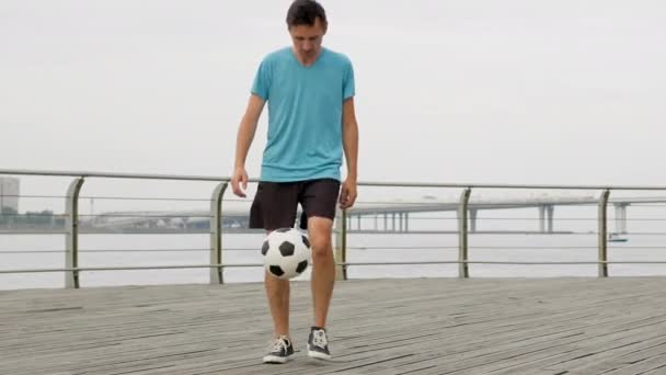 Fotbalistul Își Perfecționează Abilitățile Controla Mingea Malul Mării Din Oraș — Videoclip de stoc