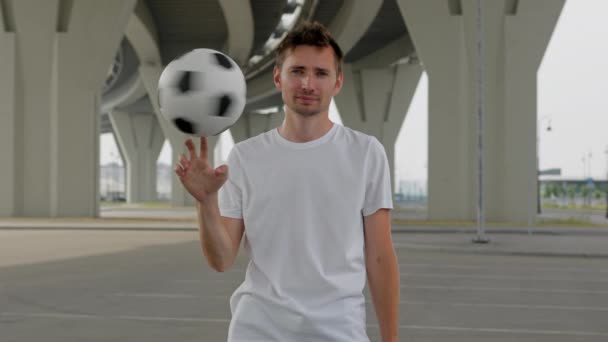 Young Man Wearing White Shirt Demonstrates Football Trick Trestle Freestyler — ストック動画
